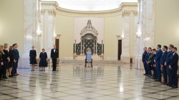 decoratii si burse regale oferite de familia regala a romaniei