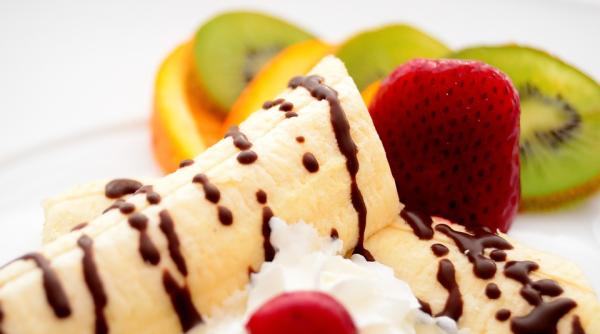 rulada de biscuiti si banane reteta simpla a unui desert delicios