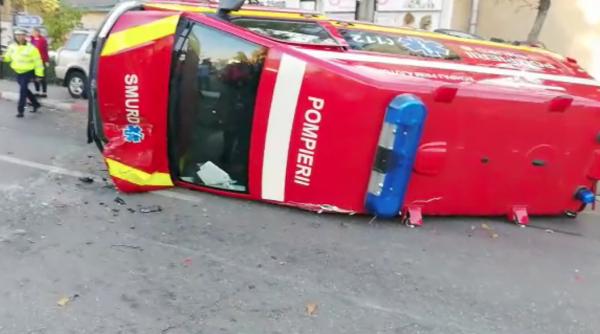 ambulanta smurd in misiune rasturnata la pitesti paramedicii au fost raniti