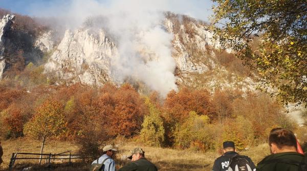 incendiu in masivul vulcan pompierii intervin de urgenta