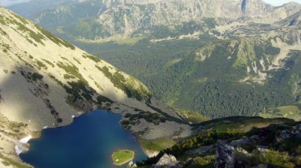 turista din ungaria salvata dupa o accidentare in retezat