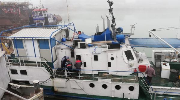 o nava aflata in reparatii in portul galati a luat foc