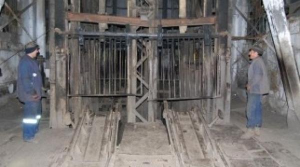 proteste mineri s au blocat in subteran si ameninta cu greva foamei