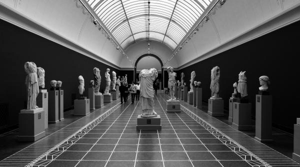 nuduri din marmura imbracate in lenjerie intima  la sediul unesco