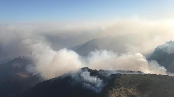 peste 120 de persoane intervin pentru stingerea incendiilor de vegetatie din caras severin