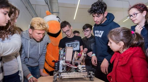 robochallenge 2019 sute de roboti se dueleaza la universitatea politehnica bucuresti