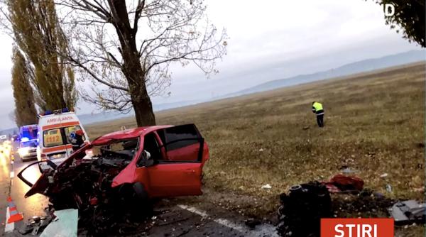 accident grav masina infipta in copac un om a murit