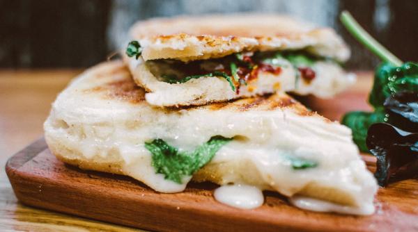 lipie branza halloumi si frunze de menta pentru mic dejun sau cina relaxata