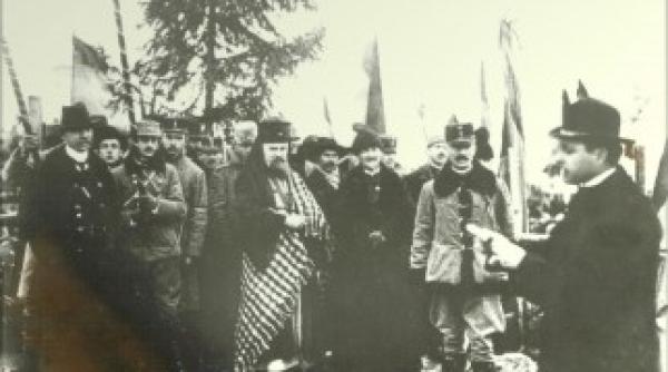banderola tricolora purtata de ovidiu gritta in decembrie 1918 expusa la alba iulia