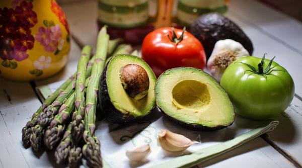 avocado umplut cu carne de pui reteta rapida si gustoasa