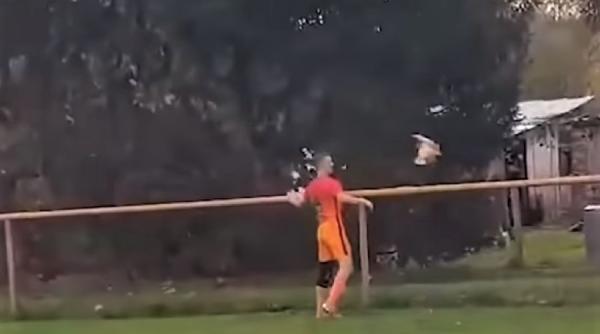 un fotbalist acuzat ca a ucis un pui de gaina in timpul unui meci video