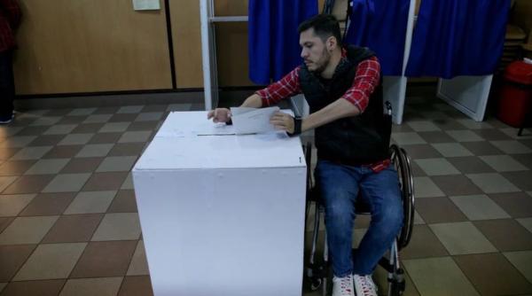 fostul rugbist george balta in scaun cu rotile de 13 ani a votat