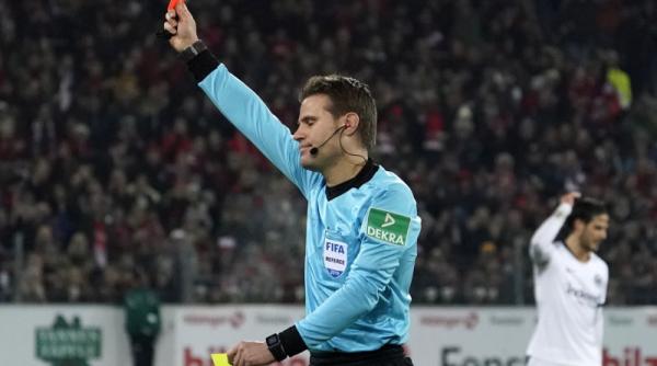 video tehnicianul christian streich lovit ca la lupte in freiburg frankfurt 1 0