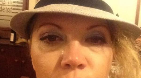 oana lis in depresie poza plangand cu capul nu te pui