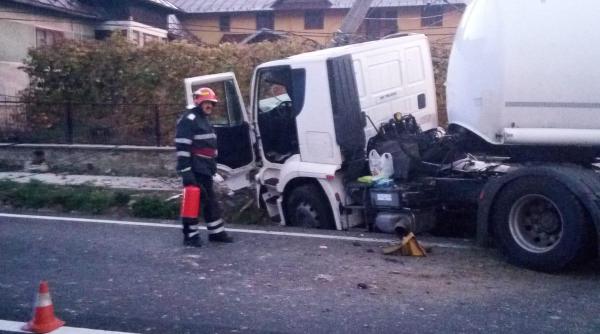 accident pe dn1 cu o cisterna plina de motorina si benzina