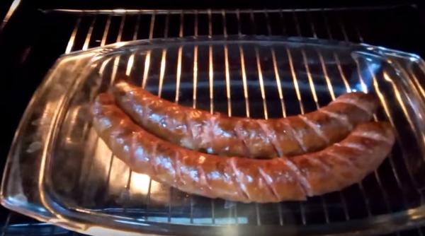 cum se prajesc carnatii afumati la cuptor iata cum se procedeaza video