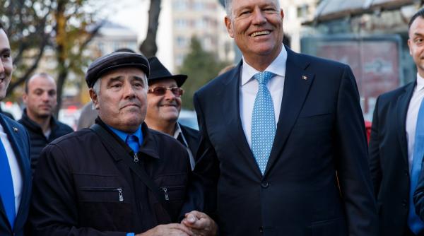 campanie electorala cu karaoke pentru iohannis s a cantat la microfon pe marginea drumului