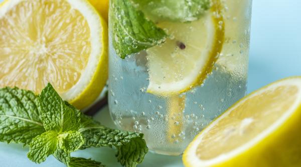 de ce sa bei apa cu lamaie in fiecare dimineata marele secret al vedetelor