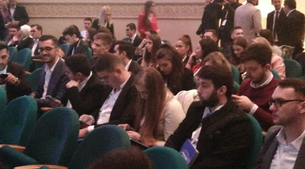 protest la bcu un student de la snspa nu a fost lasat sa intre