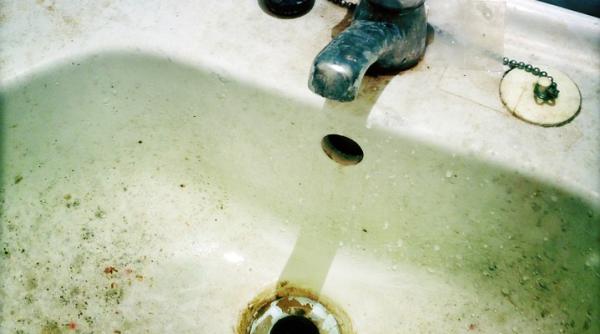 cum cureti calcarul de pe robinete trucul gospodinelor harnice