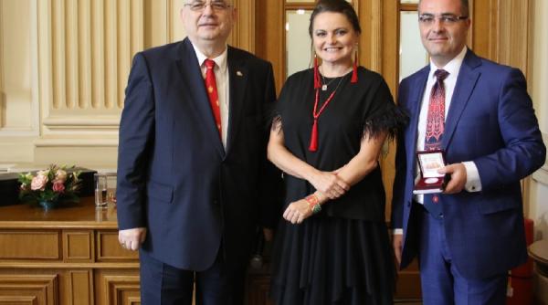 medalie aniversara 80 de ani de la nasterea lui cezar baltag lansata la bcu