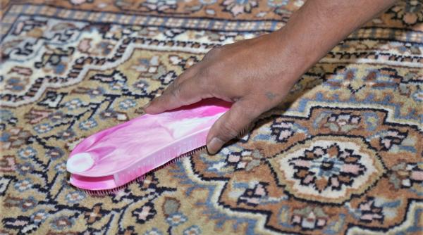 cum scapi de petele de pe covor solutia ieftina din bucataria ta care face minuni