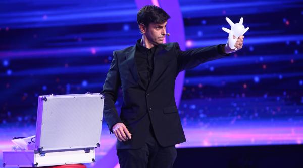 iumor delia uimita de improvizatia unui concurent