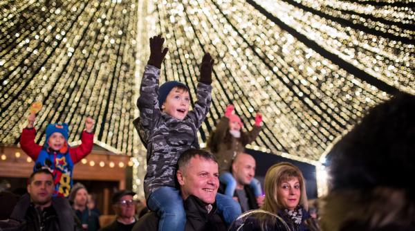s au deschis targurile de craciun din craiova si cluj napoca  mii de oameni la evenimente