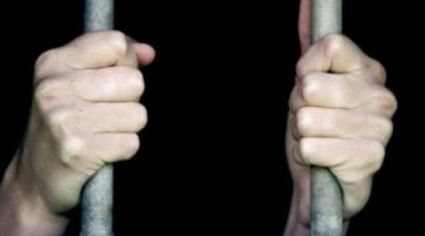 un barbat de 33 de ani s a sinucis in arest era banuit ca si a omorat tatal