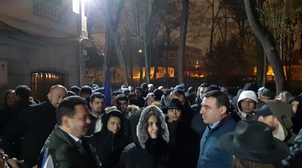poze de la sediul psd oamenii s au strans pentru a afla rezultatul in turul 2