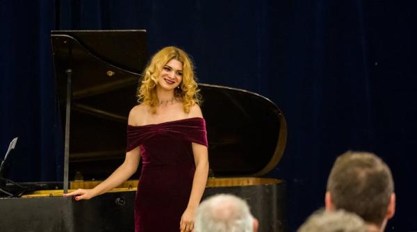 teodora constantinescu soprana din fruntea tinerilor monarhisti despre salvarea romaniei esentiala nu e restaurarea monarhiei ci urmatorul lucru