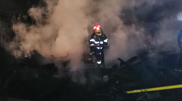 barbat carbonizat intr un adapost improvizat care a luat foc