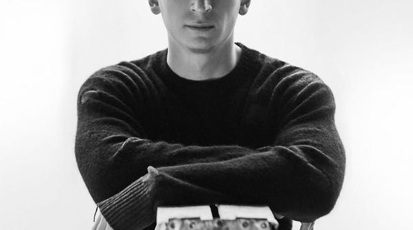 denis solistul de la the motans saltat de politie reactia politistilor dupa ce artistul si a cerut drepturile bah stai ca baiatu poate are neamuri in politie