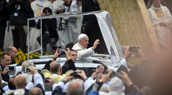 dacia duster papamobil pentru papa francisc