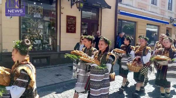 opinca romaneasca in piata palatului regal romanii din intreaga bucovina la festivalul bucovinei 2019