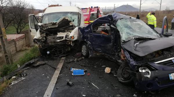 un mort si doi raniti in urma unui accident pe dn 66 impact violent intre o masina si o autoutilitara cu sicrie