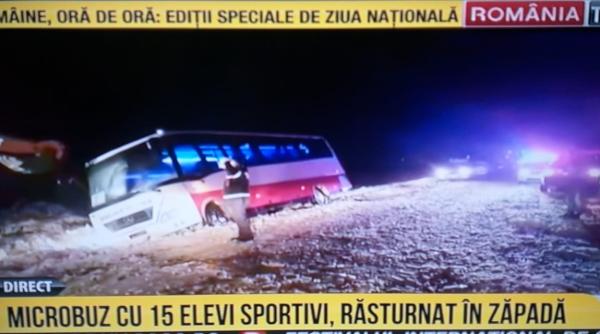 accident grav in vrancea microbuz cu 15 elevi rasturnat in zapada