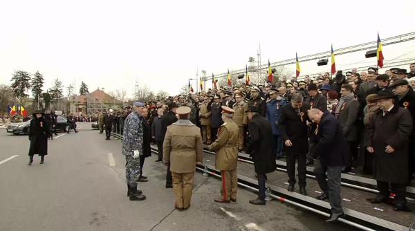 ciolacu l a ajutat pe basescu sa coboare de pe scena imagini virale de la parada