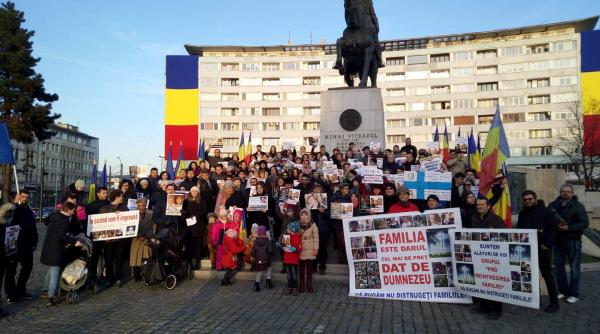 protest la cluj napoca chiar de 1 decembrie 2019 este strigator la cer preot ce lege din lume permite asa ceva foto
