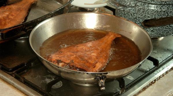 cum cureti grasimea arsa si intarita de pe aragaz cea mai eficienta solutie