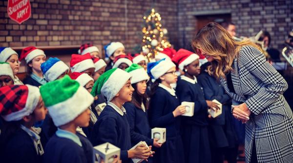 melania trump a inmanat cadouri de craciun la un eveniment la londra