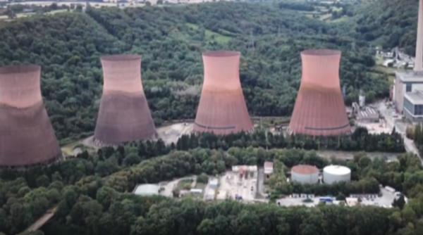 imagini surprinzatoare de la demolarea a patru turnuri ale unei centrale