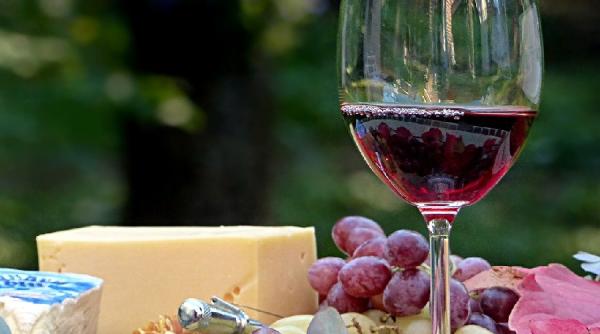 struguri culesi special inghetati pe ger pentru producerea vinului de gheata