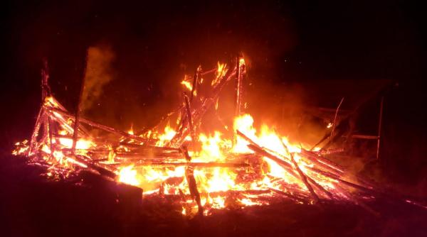 cabana facuta scrum intr un incendiu violent