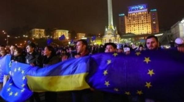 mii de ucraineni protesteaza in strada dupa intalnirea dintre zelenski si putin