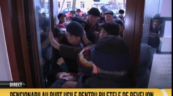 pensionarii au rupt usile pentru biletele de revelion