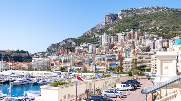 un safir rar  vandut cu peste un milion de euro la monaco