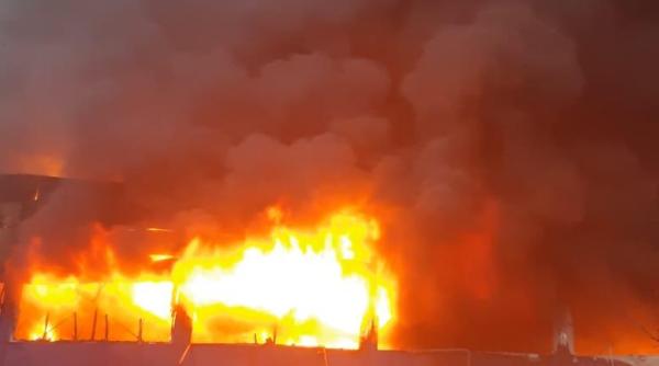 incendiu de proportii la campia turzii arde o hala industriala