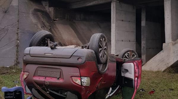 masina cazuta de pe pod in urma unui accident cu un alt autoturism  soferul a scapat cu viata