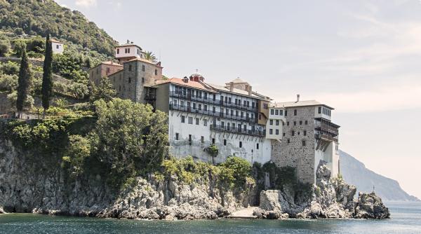 roman aflat in pelerinaj gasit mort pe muntele athos